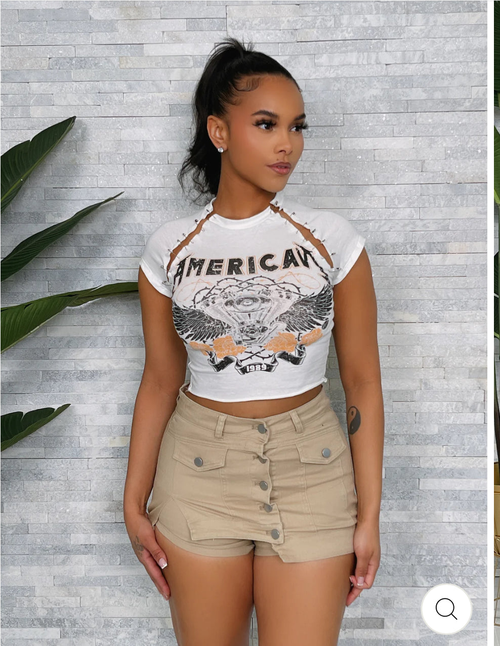 Graphic crop top with safty pin